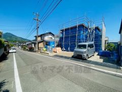 前面道路は広々6ｍ以上と広く、駐車がスムーズにできます＾＾ カースペースは停めやすい並列駐車3台付き。