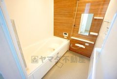 1坪サイズの浴室は、足をのばしてリラックスできます。浴室乾燥機付きなので、雨の日も気にせず洗濯物が干せます。