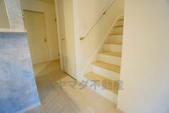 ご年配の方でも安心できる、手すり付き階段です＾＾段差も低めで設定されてますので安全性にも優れてますね＾＾