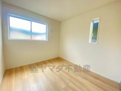 2面採光を確保した明るい室内は、風通しも良く、大変居心地の良い空間となっております。爽やかな風を感じて起きる朝は、快適生活の始まりに。