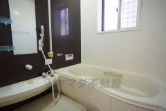 1日の疲れを癒すくつろぎのバスルーム。足を伸ばしてもゆったりと入れるサイズです。お子様と一緒にお風呂に入っても狭くないですね^^