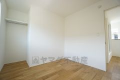 明るい洋室です。ナチュラル色のフローリングで開放的な優しい雰囲気になっています＾＾ベッドや机、ＴＶを置いてもゆとりのある広さです。