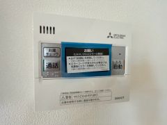 キッチン横からお湯張り、追い炊き、足し湯がボタン一つで楽々操作できる給湯機リモコンです＾＾忙しい夕飯の準備の時間帯に重宝しますね。