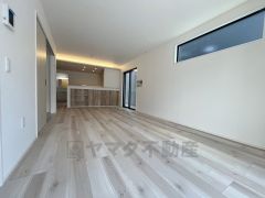 対面式キッチンを中心としたリビングダイニングで家族の会話が弾みそうです。