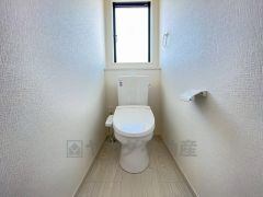 温水洗浄機付トイレです。節水機能もあるので、安心して使えますね。節水・静音設計でエネルギーを効率よく使用し省エネ。汚れをガードする構造でサッと一拭き、お手入れが簡単。