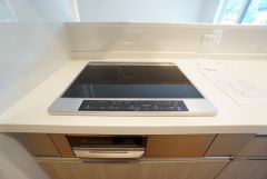 お手入れのしやすいIHクッキングヒーターです。 3口コンロなので、効率よくお料理が楽しめます。毎日のお料理も楽しくなりますね＾＾