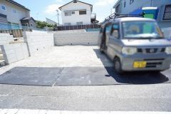 停めやすい並列駐車2台分のスペースを確保＾＾マイカー用に、お客さま用に、余裕を持ってご利用いただけます。