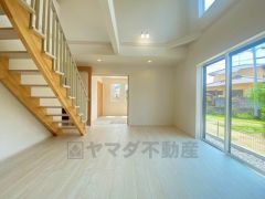 家族が集まる開放的なリビング。約24帖の大空間で毎日のお食事が楽しみです＾＾思い思いの時間を過ごしたり、家族みんなで食事をしたり、素敵な団らんの場になりますね。