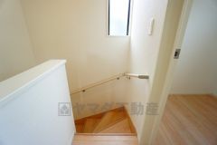 ご年配の方でも安心できる、手すり付き階段です＾＾段差も低めで設定されてますので安全性にも優れてますね＾＾