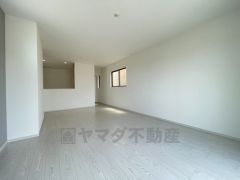 大きな窓のあるリビングは、陽光あふれる明るい空間です。居心地良く、ご家族皆がゆったり寛げる憩いの空間となりそうです。