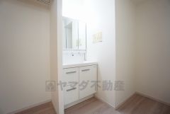 三面鏡つき洗面台。収納も一体型になっているので、ドライヤーやヘアアイロンの置き場に困りませんね。