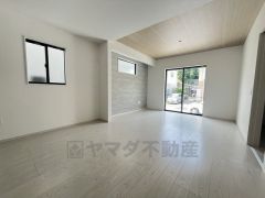 大きな窓のあるリビングは、陽光あふれる明るい空間です。居心地良く、ご家族皆がゆったり寛げる憩いの空間となりそうです。