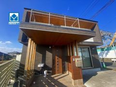 築浅でとてもきれいです。お気に入りのカフェみたいに暮らせる家。事務所としても適しています。木の温もりが温かいロフト付の2LDK＆太陽光発電付。