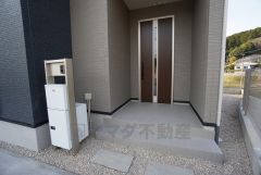 宅配ボックス完備。タッチキー採用の玄関。お買い物帰りで、両手がふさがってきても簡単に中に入れます＾＾
