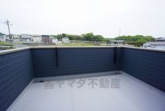 大型のバルコニーは日当たり良好です。お洗濯物も気持ちよく干せそうです。 テーブルとイスを置いてカフェタイムや日光浴、星を眺めたりも良いですね^^