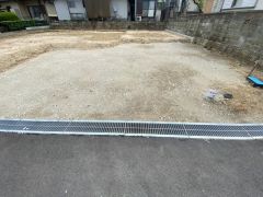 駐車スペースは並列で3台分確保＾＾（車種による）。前面道路は広く、車の出し入れがしやすいですよ＾＾