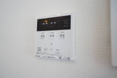 キッチン横からお湯張り、追い炊き、足し湯がボタン一つで楽々操作できる給湯機リモコンです＾＾忙しい夕飯の準備の時間帯に重宝しますね。
