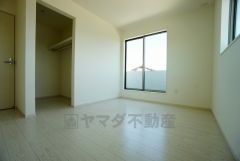 同仕様写真。明るい洋室です。ナチュラル色のフローリングで開放的な優しい雰囲気になっています＾＾ベッドや机、ＴＶを置いてもゆとりのある広さです。