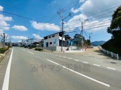 南側道路7ｍ、西側道路は16ｍと広々。