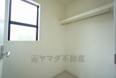 ファミリークローク。ハンガーパイプ付で散らかりがちな洋服類もきれいに整理できます。使用頻度が少ないものは枕棚の上に、足元には3段ボックスを置いて、フル活用できるクローゼットです＾＾