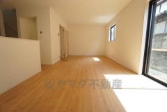 リビングは広々とした設計で、家族が集い、寛ぐ暮らしの空間を演出しています。将来にわたって住みやすくプランニングを重ねて設計された間取で日々の生活をしやすい導線を考えた居住空間を創り上げております