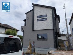 シンプルでいつまでも飽きのこないデザインが周囲の環境に調和し、どんなご家族にもフィットするデザインです。