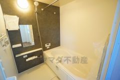 1日の疲れを癒すくつろぎのバスルーム。足を伸ばしてもゆったりと入れるサイズです。お子様と一緒にお風呂に入っても狭くないですね^^