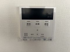 給湯器リモコンはキッチン横からボタンひとつで操作が楽々。通話ボタン付きでお子様とも会話ができて安心です。