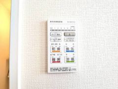 雨の日の洗濯も安心できる浴室暖房乾燥機付き浴室。リモコンで操作もボタン1つで簡単。 浴室暖房乾燥機には、暖房、乾燥、涼風、換気の4つの機能が付いています。タイマー付きです。
