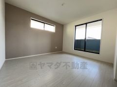 主寝室としても利用できる7.5帖の洋室は南東側にバルコニーがあり、日当たり良好です。温かい光の差し込むゆとりのある居室をぜひ現地にてご確認くださいませ。