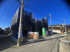 前面道路は公道北側約7.7ｍ、東側約4.1ｍ、私道南側約3.5ｍ。 車通りも少なく、安全性も確保しています＾＾