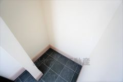 同仕様写真。シューズインクローゼットも完備されており、玄関収納も問題ありません。棚の上にお花など飾ってインテリアも楽しめますね。