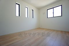 同仕様写真。2面採光を確保した明るい室内は、風通しも良く、大変居心地の良い空間となっております。爽やかな風を感じて起きる朝は、快適生活の始まりに。