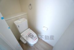 温水洗浄機付トイレです。節水機能もあるので、安心して使えますね。もちろん、1階2階の2ヶ所にトイレがあるので、忙しい朝にもゆとりができますね。