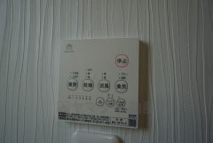 雨の日の洗濯も安心できる浴室暖房乾燥機付き浴室。リモコンで操作もボタン1つで簡単。 浴室暖房乾燥機には、暖房、乾燥、涼風、換気の4つの機能が付いています。タイマー付きです。