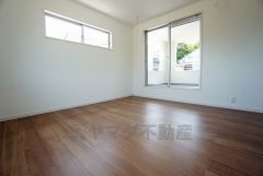 同仕様写真。住む人のこだわりを活かす洋室＾＾日当たりがよく、寝室としての利用もおすすめ。広めのクローゼットもあり荷物もすっきり片付けれ、ゆとりのある暮らしが出来ます＾＾