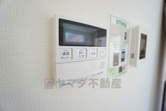 キッチン横からお湯張り、追い炊き、足し湯がボタン一つで楽々操作できる給湯機リモコンです＾＾忙しい夕飯の準備の時間帯に重宝しますね。