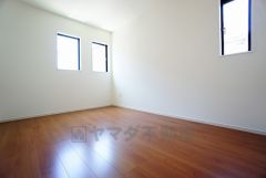 同仕様写真。2面採光を確保した明るい室内は、風通しも良く、大変居心地の良い空間となっております。爽やかな風を感じて起きる朝は、快適生活の始まりに。