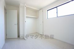 明るい洋室です。ナチュラル色のフローリングで開放的な優しい雰囲気になっています＾＾ベッドや机、ＴＶを置いてもゆとりのある広さです。