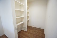 キッチン横にはパントリー。食料などを保管できるので、キッチン周りがスッキリしますね＾＾