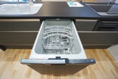 家事の時間が短縮できる食器洗浄乾燥機付。後片付けもラクラクです。 食器を洗う手間が減るので家族とのコミュニケーションの時間や自分の時間が増えますね。
