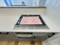 汚れてもサッとふける、お手入れのしやすいIHクッキングヒーター。オール電化なので経済的。