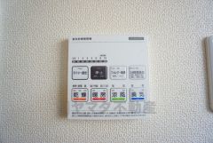 雨の日の洗濯も安心できる浴室暖房乾燥機付き浴室。リモコンで操作もボタン1つで簡単。 浴室暖房乾燥機には、暖房、乾燥、涼風、換気の4つの機能が付いています。タイマー付きです。