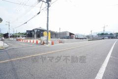 前面道路は東側4.9ｍ。コンビニまで徒歩4分＾＾