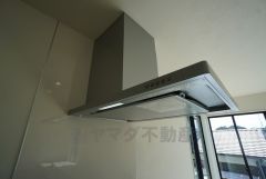 調理により発生する油煙や臭いを吸い込み、屋外へ排気してくれます。
