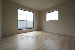 住む人のこだわりを活かす洋室＾＾日当たりがよく、寝室としての利用もおすすめ。広めのクローゼットもあり荷物もすっきり片付けれ、ゆとりのある暮らしが出来ます＾＾