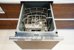 同仕様写真。家事の時間が短縮できるフルオープンで開けやすい食器洗い乾燥機付。食事後に家族とのくつろぎタイムをしっかり取れます。