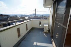 お洗濯物を干すスペースとしても十分な広さがあります。  お天気の良い日はお洗濯物がよく乾きそうな日当たり良好のバルコニー＾＾