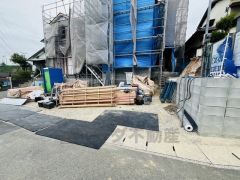 カースペースは停めやすい並列駐車2台付き。 前面道路は大型車両の通行も少ないので静かで快適な生活を送れます＾＾