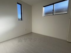 2面採光を確保した明るい室内は、風通しも良く、大変居心地の良い空間となっております。爽やかな風を感じて起きる朝は、快適生活の始まりに。